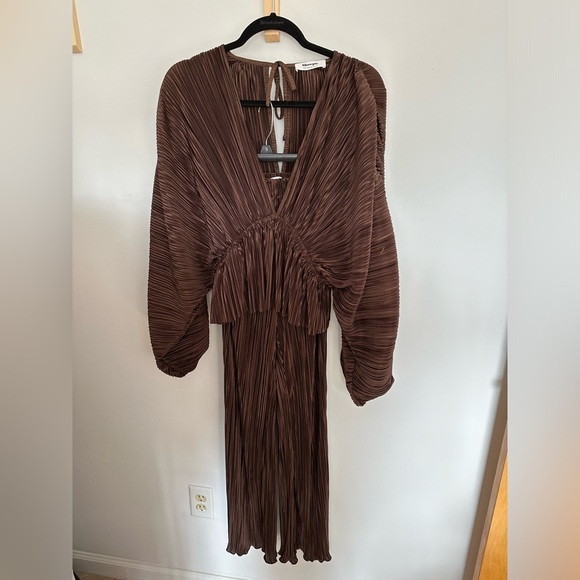 SHOWPO Beca Plisse Set in Chocolate - Picture 2 of 5